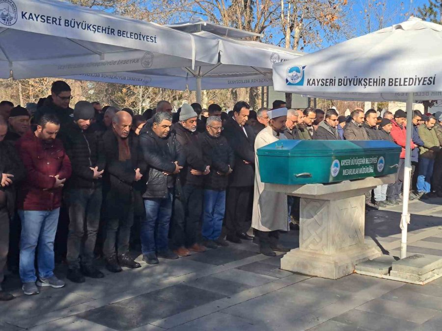 Kayserili Öğretmenin Ailesi Depremde Hayatını Kaybetti