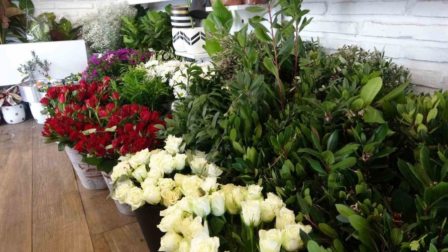 14 Şubat’ın Gelirini Depremzedelere Hediye Etti