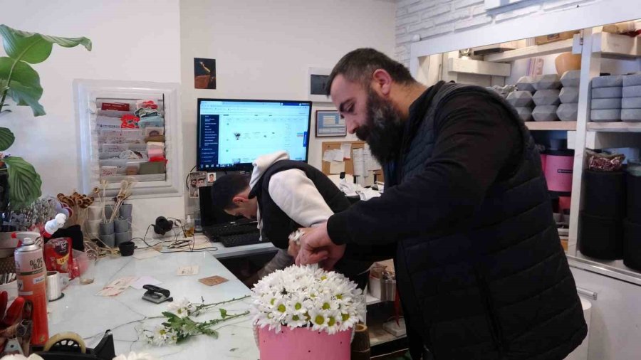 14 Şubat’ın Gelirini Depremzedelere Hediye Etti