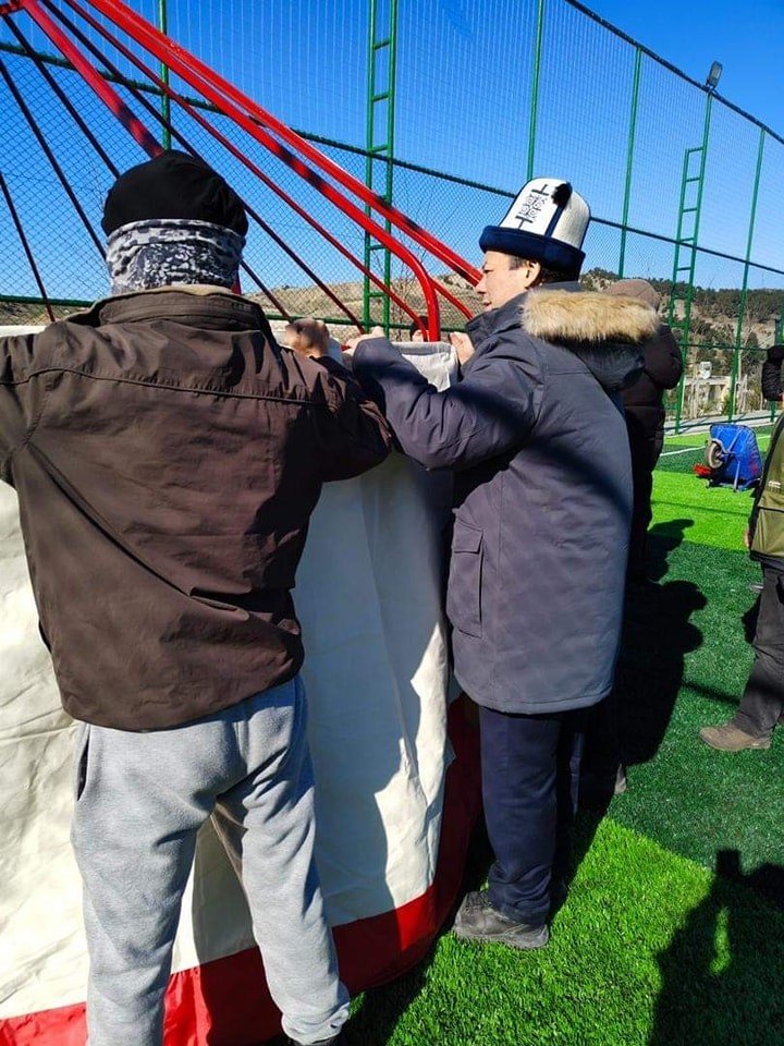 Kırgızistan’ın Gönderdiği Kıl Çadırlar Kahramanmaraş’ta Kuruluyor