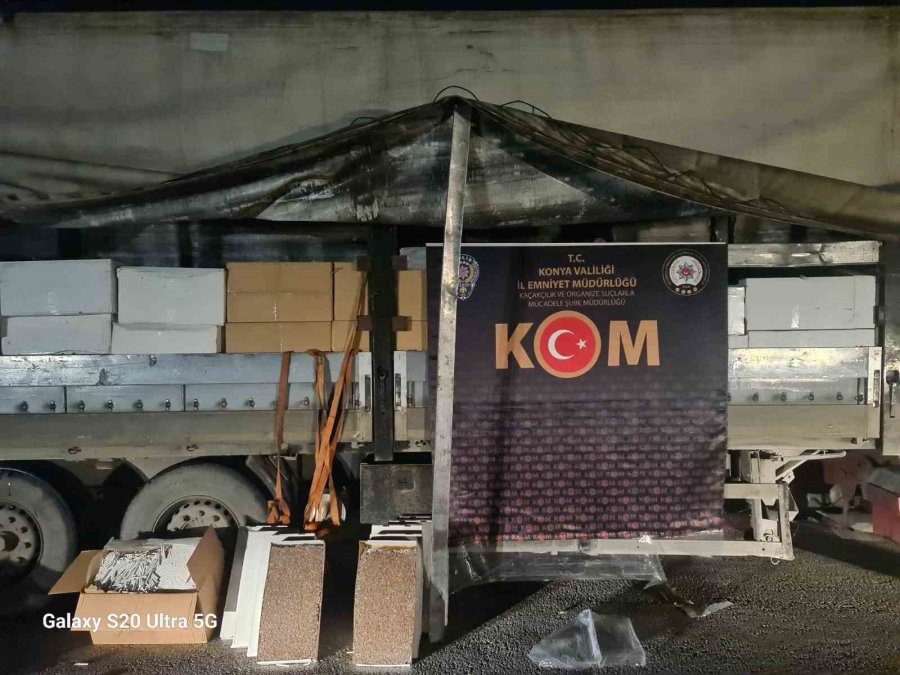 Yardım Araçlarının Arasına Karışan Tırdan 7 Buçuk Milyonluk Kaçak Sigara Ele Geçirildi