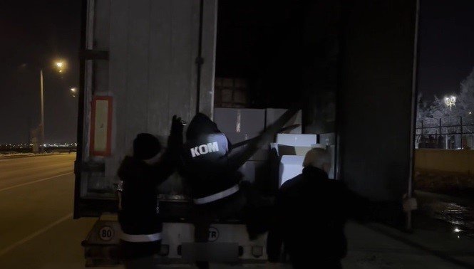 Yardım Araçlarının Arasına Karışan Tırdan 7 Buçuk Milyonluk Kaçak Sigara Ele Geçirildi