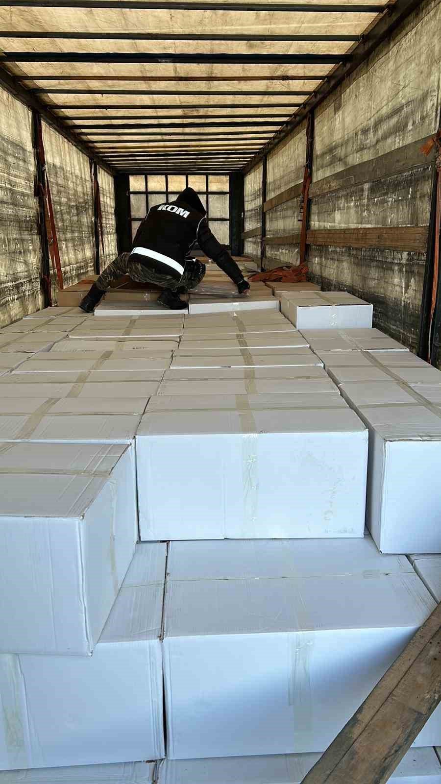 Yardım Araçlarının Arasına Karışan Tırdan 7 Buçuk Milyonluk Kaçak Sigara Ele Geçirildi