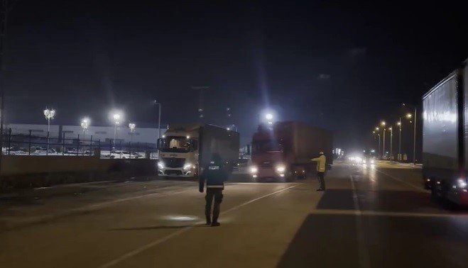 Yardım Araçlarının Arasına Karışan Tırdan 7 Buçuk Milyonluk Kaçak Sigara Ele Geçirildi