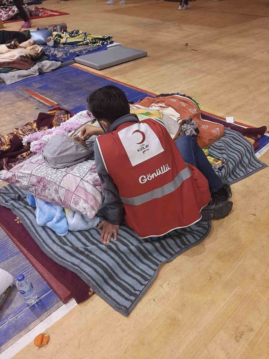 Kızılay Gönüllüleri Depremin Etkisi Geçene Kadar Bölgede Faaliyetlerine Devam Edecek
