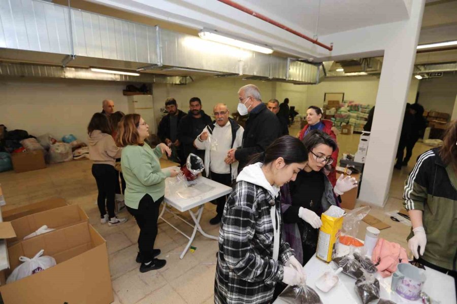 Mezitli Belediyesi Halk Masası Depremzedeler İçin Çalışıyor