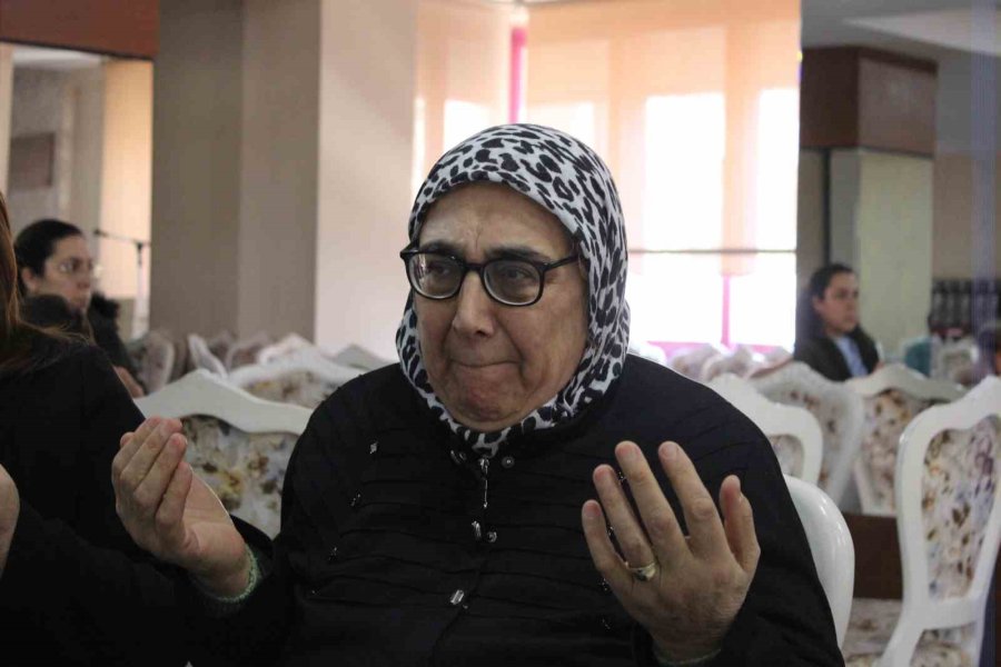 Oğlunun Şehit Aylığıyla Depremzedelere Yemek Hazırladı