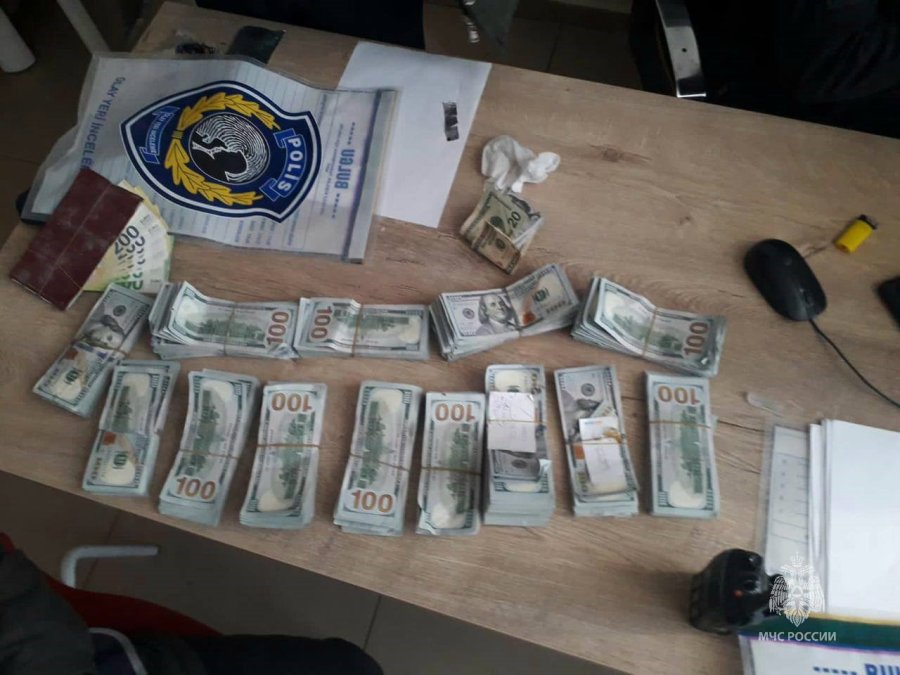 Rus Ekip Kahramanmaraş’ta Enkazda Bulduğu 150 Bin Doları Polise Teslim Etti