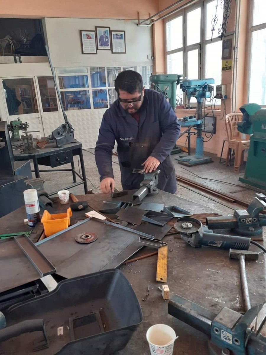 Tomarza’da Depremzedeler İçin Soba Üretiliyor