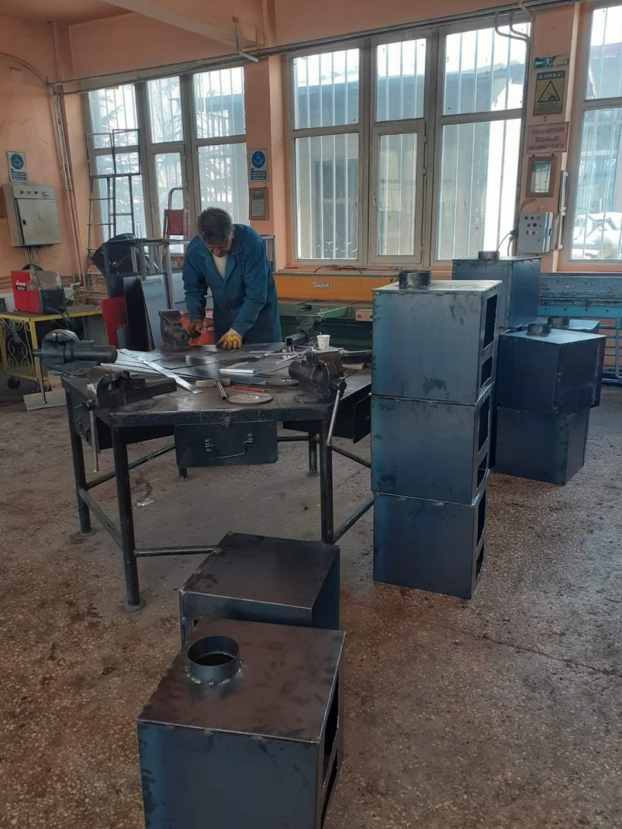 Tomarza’da Depremzedeler İçin Soba Üretiliyor