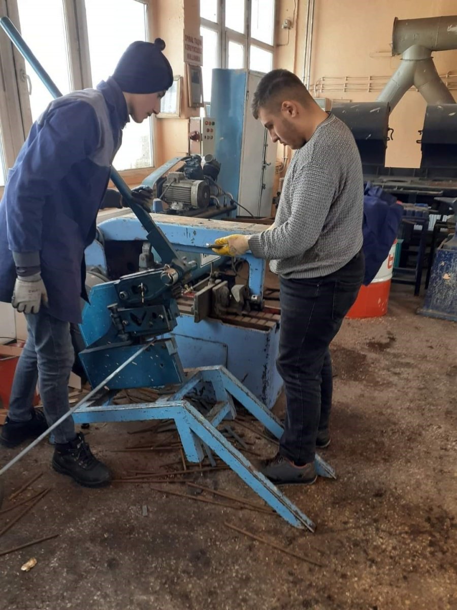 Tomarza’da Depremzedeler İçin Soba Üretiliyor