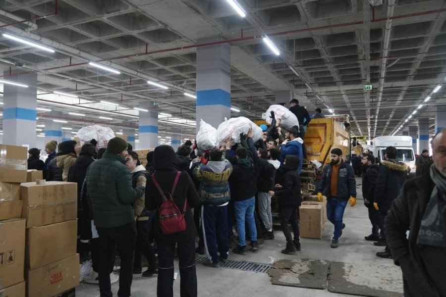 Ümraniye’de 180 Tırlık Yardım Malzemesini Arı Gibi Çalışan Gençler Hazırladı