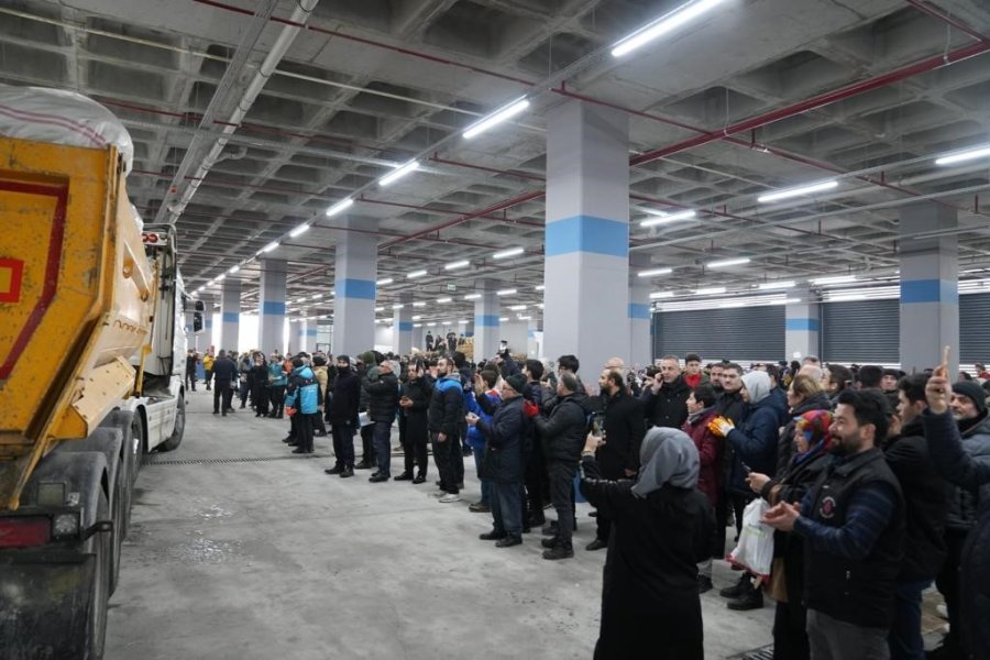 Ümraniye’de 180 Tırlık Yardım Malzemesini Arı Gibi Çalışan Gençler Hazırladı