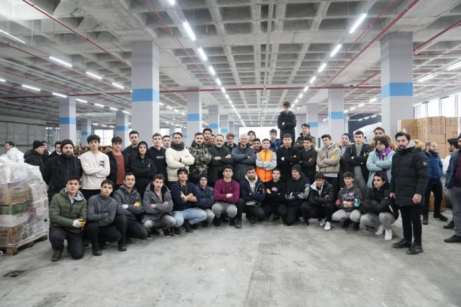 Ümraniye’de 180 Tırlık Yardım Malzemesini Arı Gibi Çalışan Gençler Hazırladı