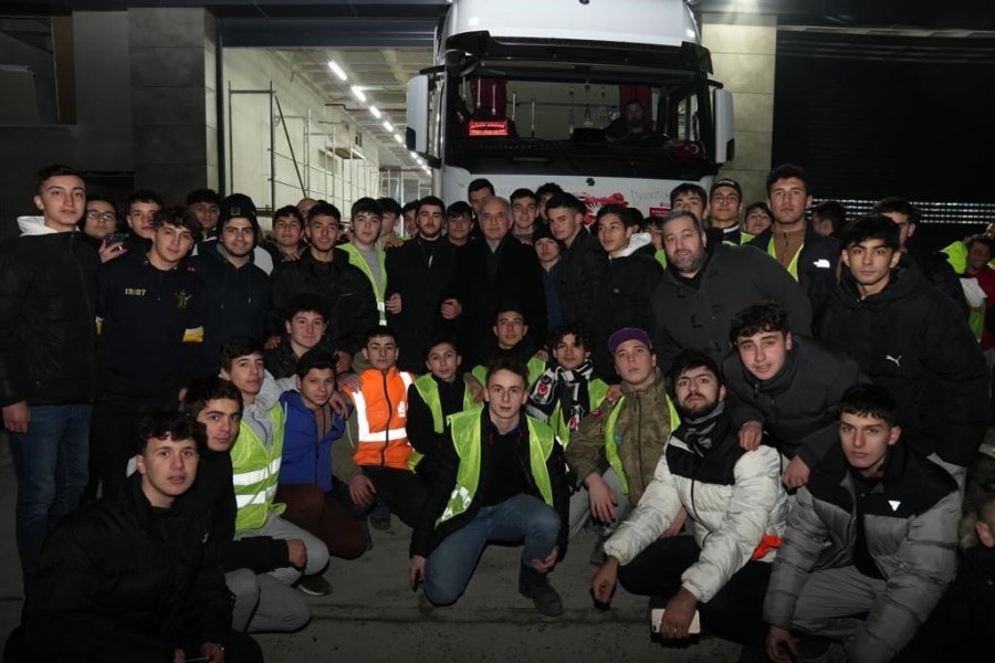 Ümraniye’de 180 Tırlık Yardım Malzemesini Arı Gibi Çalışan Gençler Hazırladı
