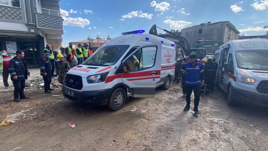 Cemile Teyze 227. Saatte Enkazdan Sağ Çıkarıldı