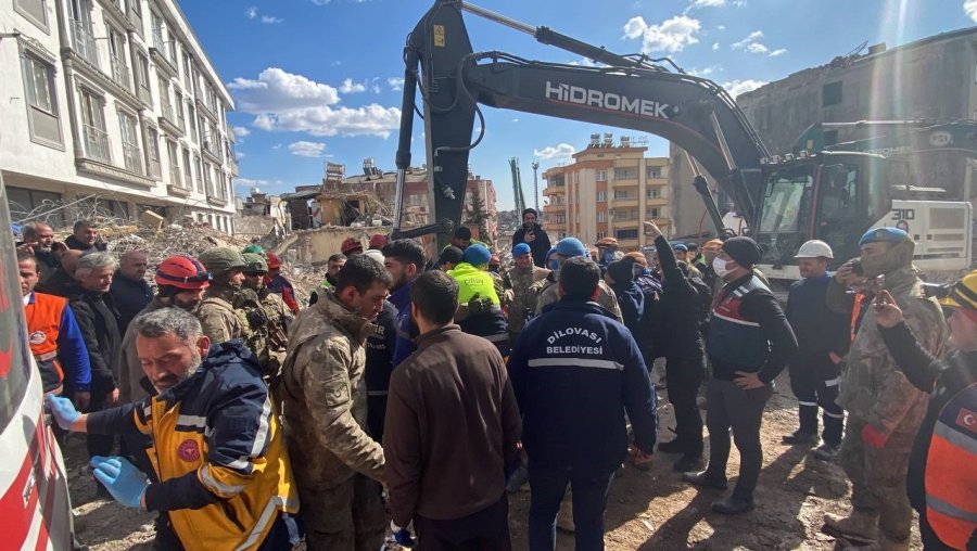 Cemile Teyze 227. Saatte Enkazdan Sağ Çıkarıldı