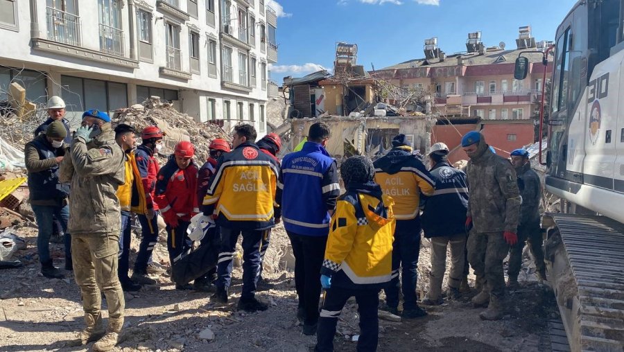 Cemile Teyze 227. Saatte Enkazdan Sağ Çıkarıldı