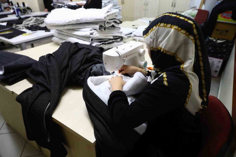 Bağcılar’da Depremzedeler İçin Uyku Tulumları Dikiliyor