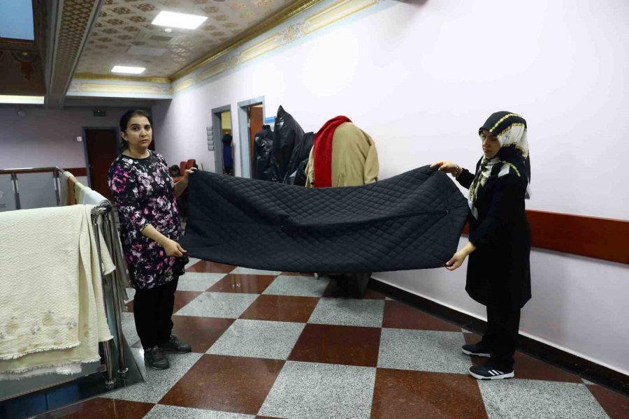 Bağcılar’da Depremzedeler İçin Uyku Tulumları Dikiliyor