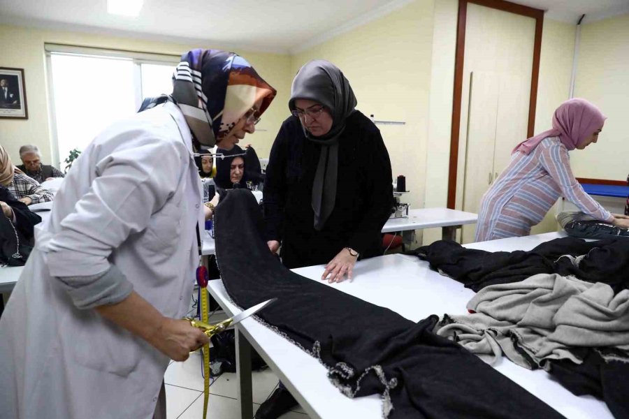 Bağcılar’da Depremzedeler İçin Uyku Tulumları Dikiliyor