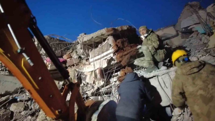 Binlerce Mehmetçik Deprem Bölgesinde Yardım Faaliyetlerine Devam Ediyor