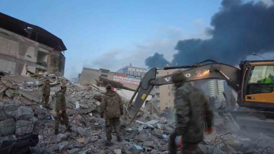 Binlerce Mehmetçik Deprem Bölgesinde Yardım Faaliyetlerine Devam Ediyor