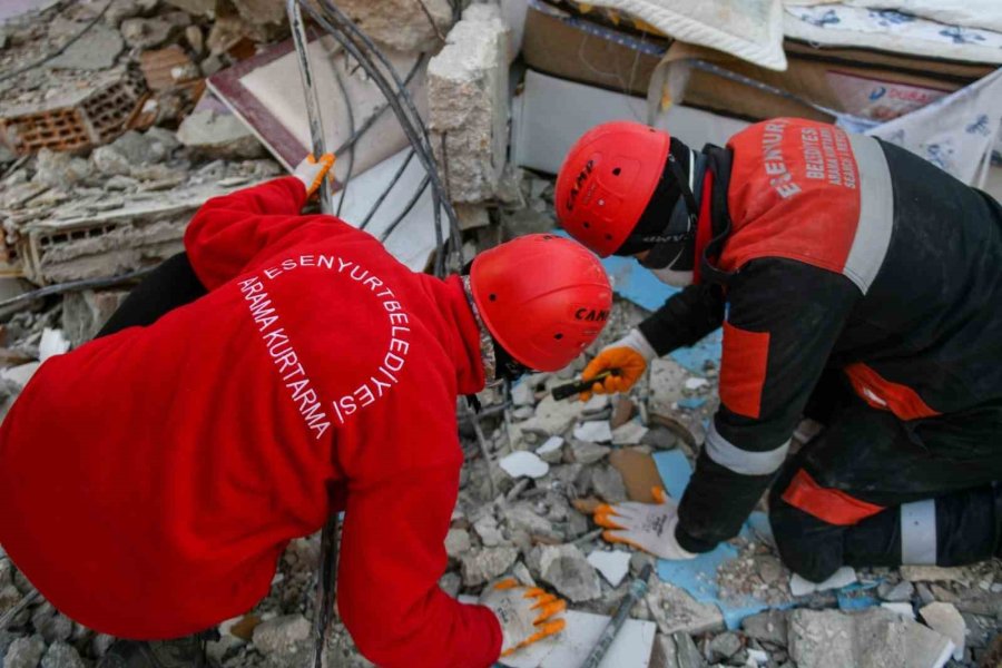 Esenyurt Belediyesi Depremin Yaralarını Sarıyor