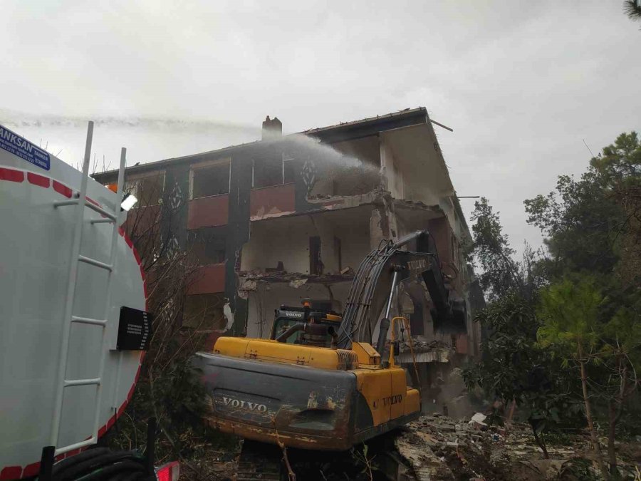 Büyükçekmece’de Riskli Binaların Yıkımı Hız Kesmeden Devam Ediyor