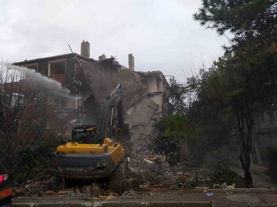 Büyükçekmece’de Riskli Binaların Yıkımı Hız Kesmeden Devam Ediyor