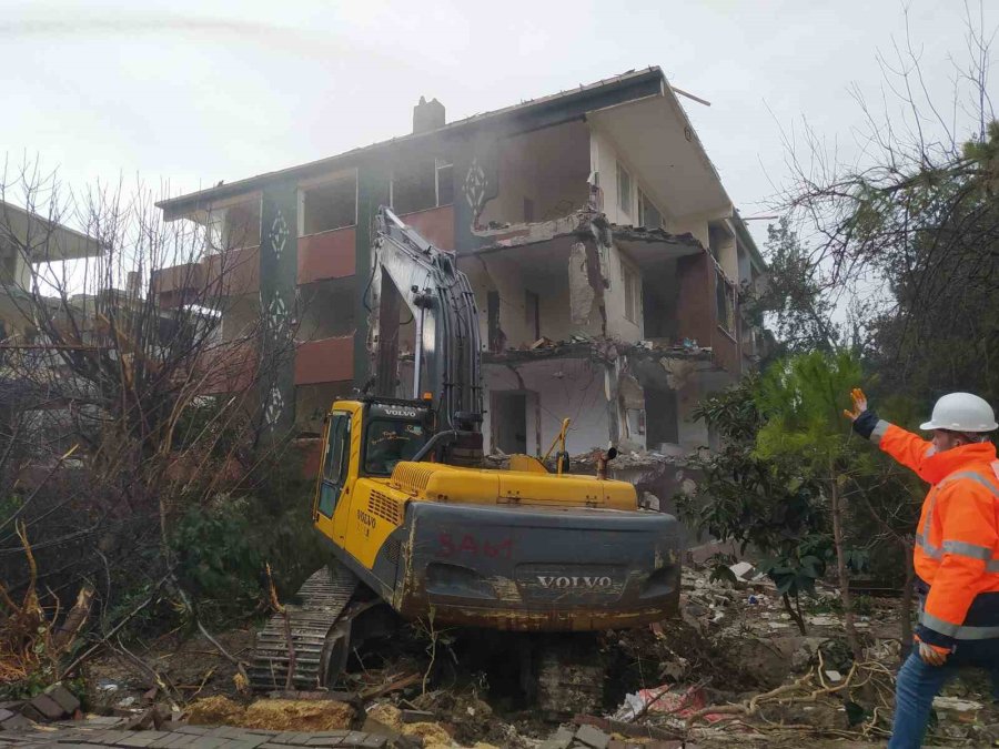 Büyükçekmece’de Riskli Binaların Yıkımı Hız Kesmeden Devam Ediyor