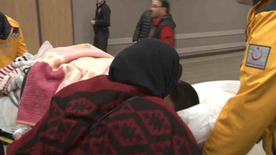 İslahiye’de Enkazdan Çıkarılan 2 Kardeş Çam Ve Sakura Şehir Hastanesi’ne Getirildi