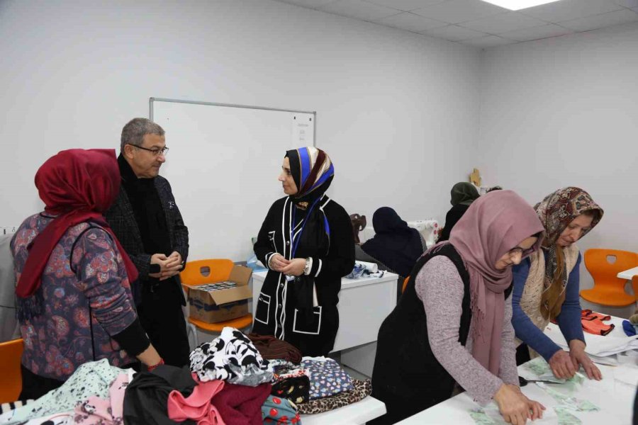 Esmek Kursiyerleri Bu Kez Depremzedeler İçin Üretti