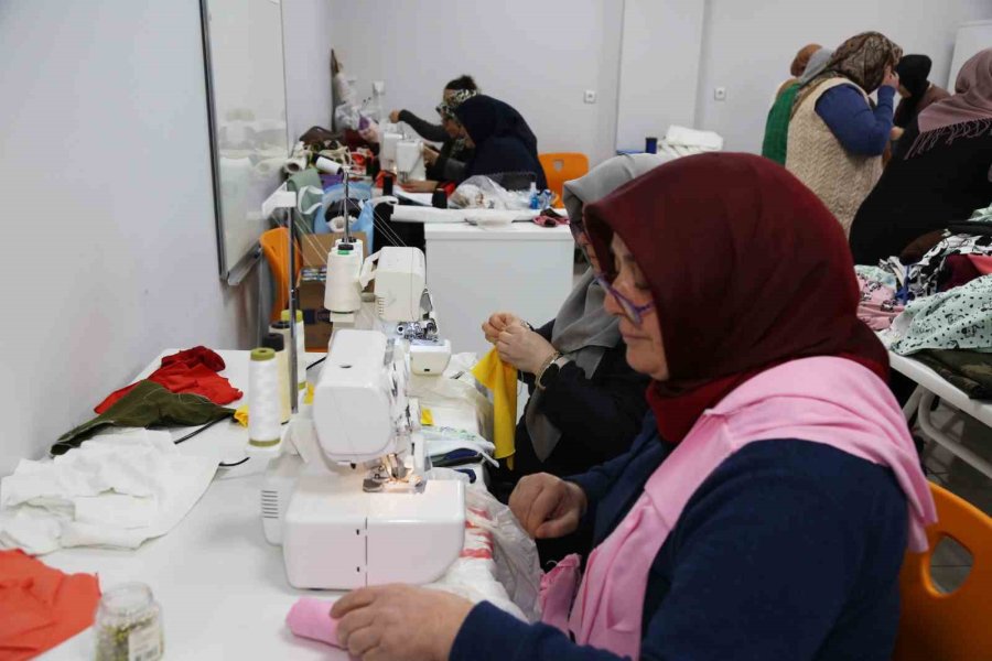 Esmek Kursiyerleri Bu Kez Depremzedeler İçin Üretti