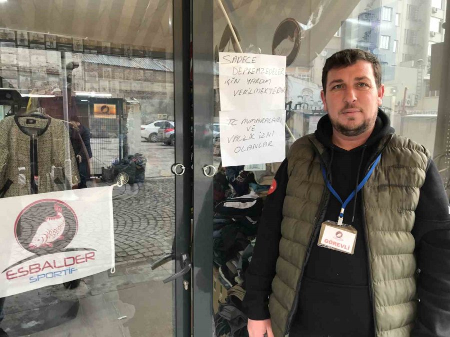 Acısını İçine Gömen Depremzede, Kendiyle Aynı Kaderi Paylaşanlara Yardım Etmek İçin Çalışıyor