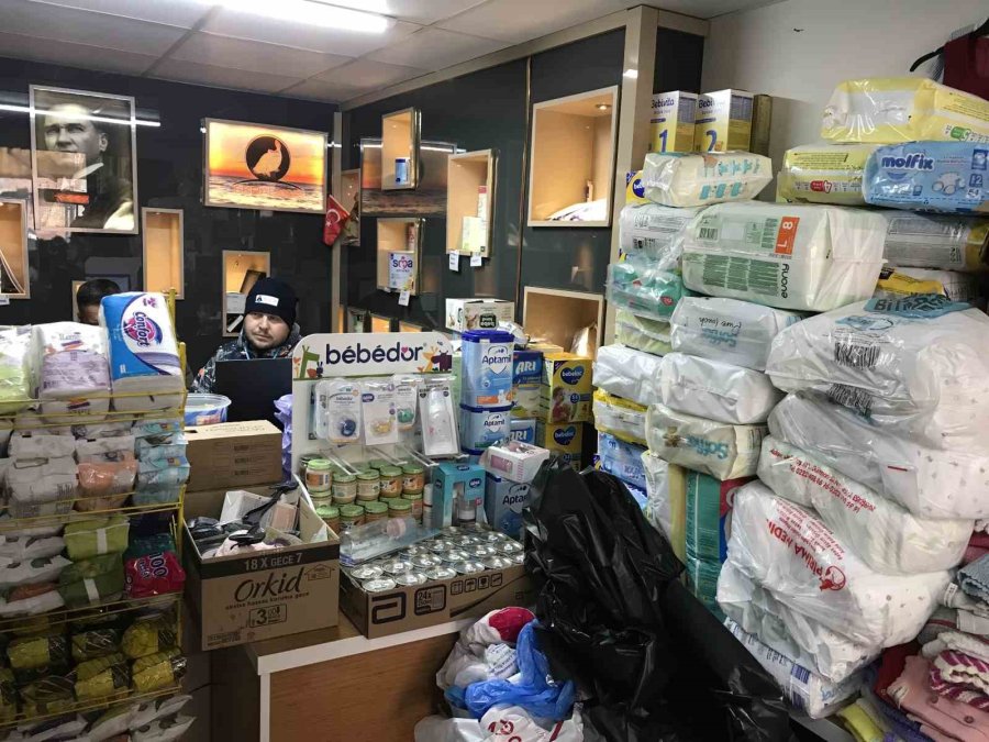 Acısını İçine Gömen Depremzede, Kendiyle Aynı Kaderi Paylaşanlara Yardım Etmek İçin Çalışıyor