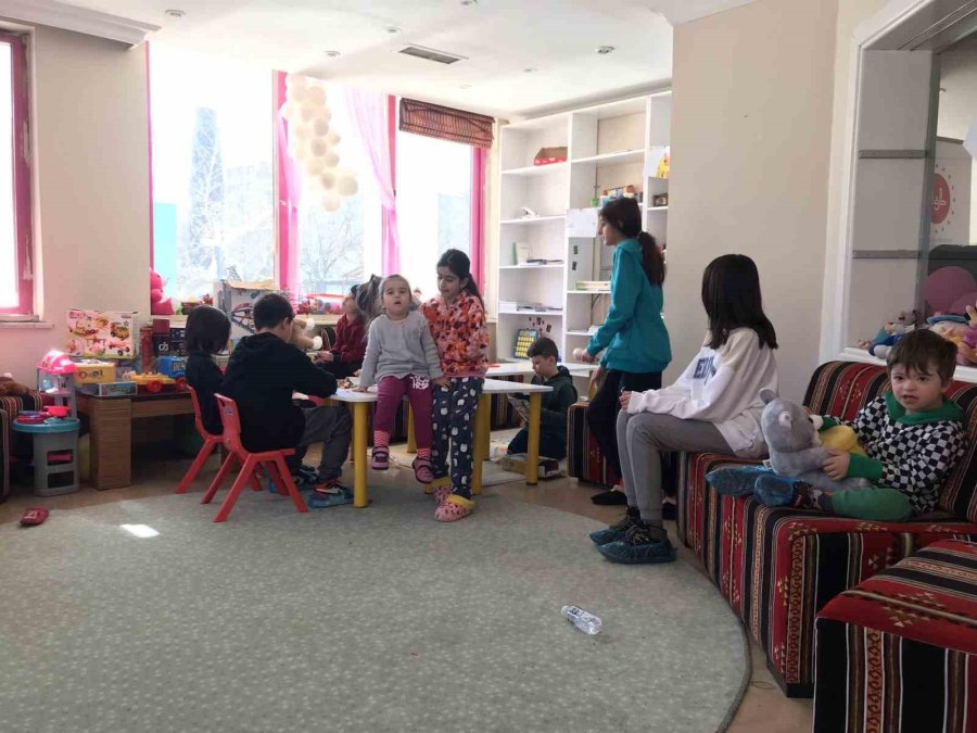 Depremzedelerin Yaralarını Eskişehir Öğretmen Evi’nde Sarıyor