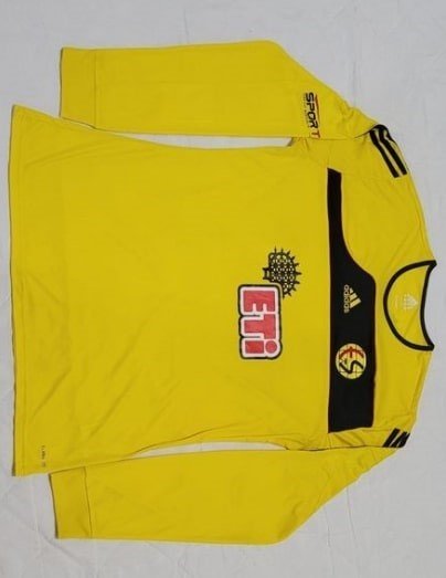 Batuhan Karadeniz’den Depremzedelere Eskişehirspor Formalı Destek