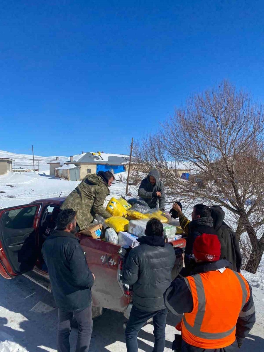 Deprem Bölgesindeki Uzak Köylere Yardım Ulaştırıyorlar