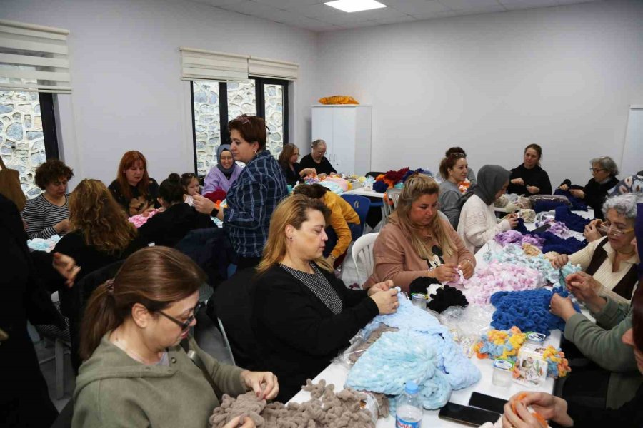 Esmek Kursiyerleri Bu Kez Depremzedeler İçin Üretti