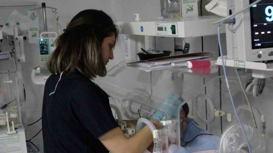 Kaçmak Yerine Yeni Doğan Bebekleri Korudular