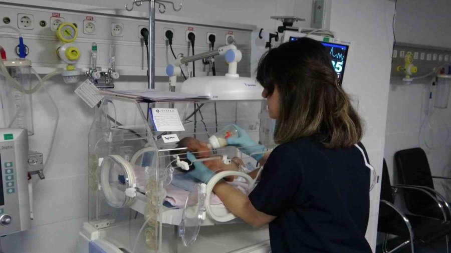 Kaçmak Yerine Yeni Doğan Bebekleri Korudular