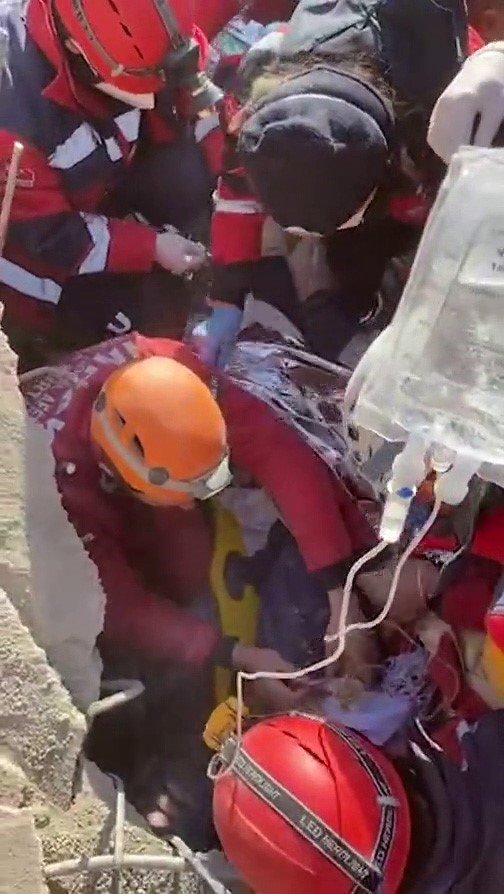 “imdat” Diye Seslenince 222 Saat Sonra Sağ Kurtarıldı