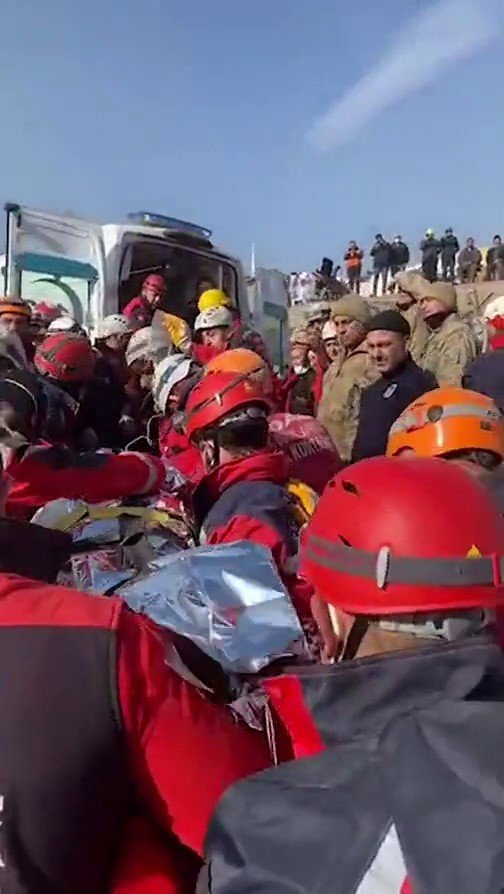 “imdat” Diye Seslenince 222 Saat Sonra Sağ Kurtarıldı