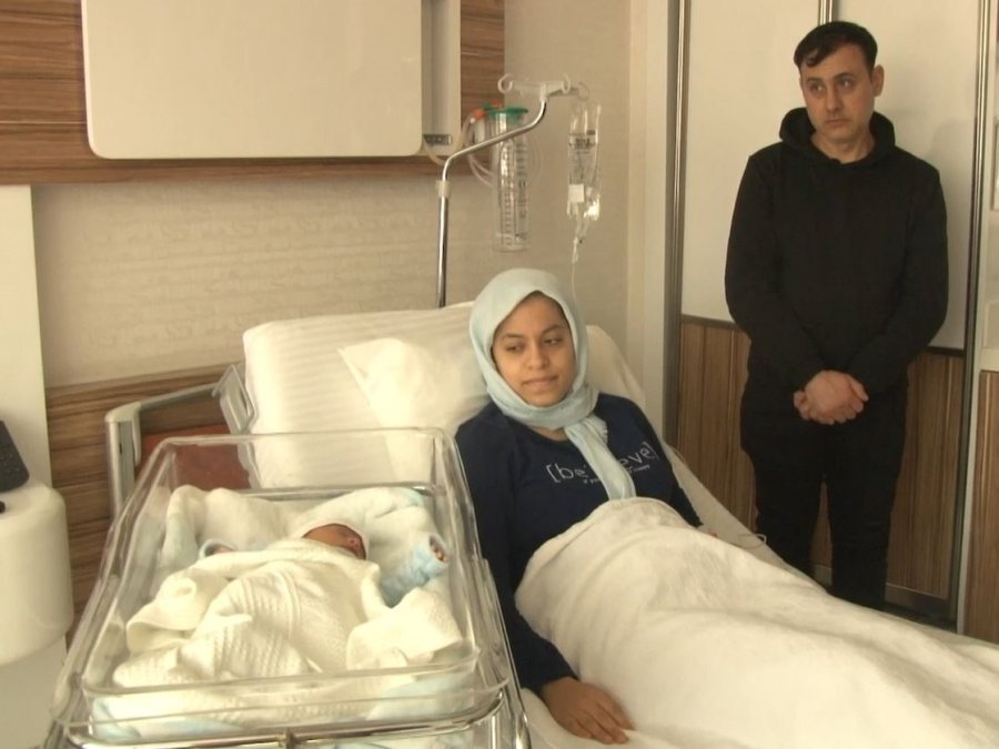 9 Aylık Hamile Eşini Deprem Sırasında Balkondan Atarak Kurtardı