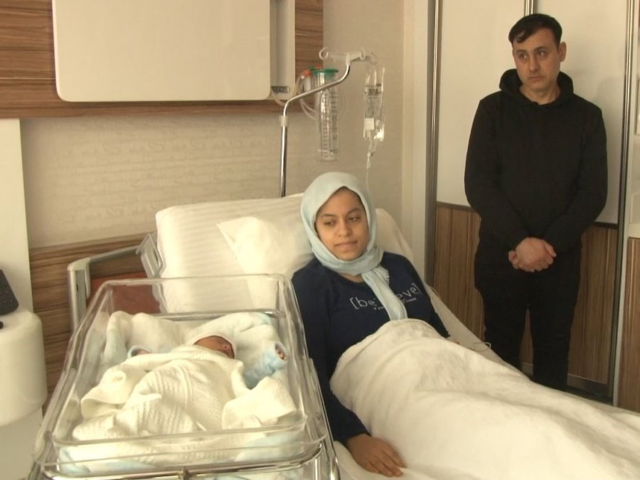 9 Aylık Hamile Eşini Deprem Sırasında Balkondan Atarak Kurtardı