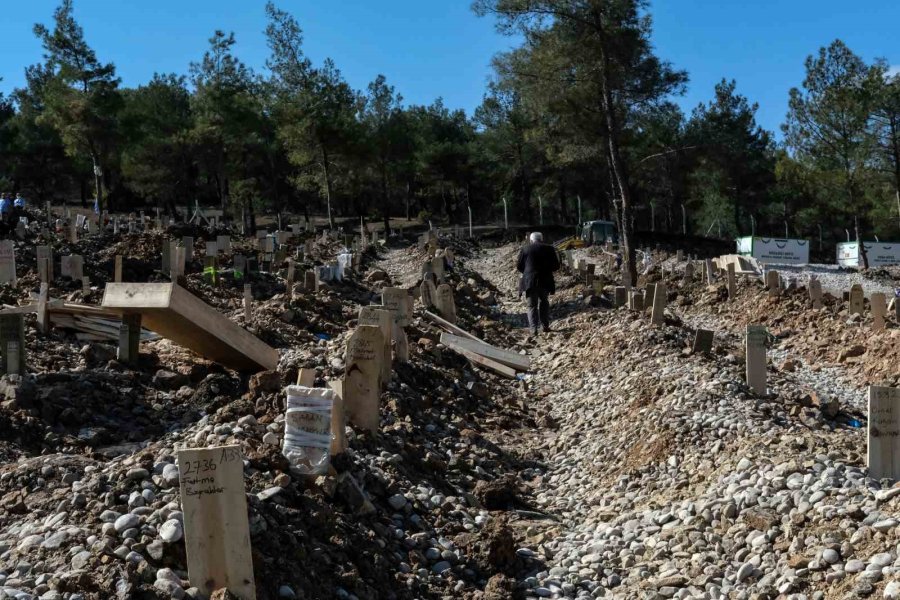 Kahramanmaraş Acısını Toprağa Gömüyor