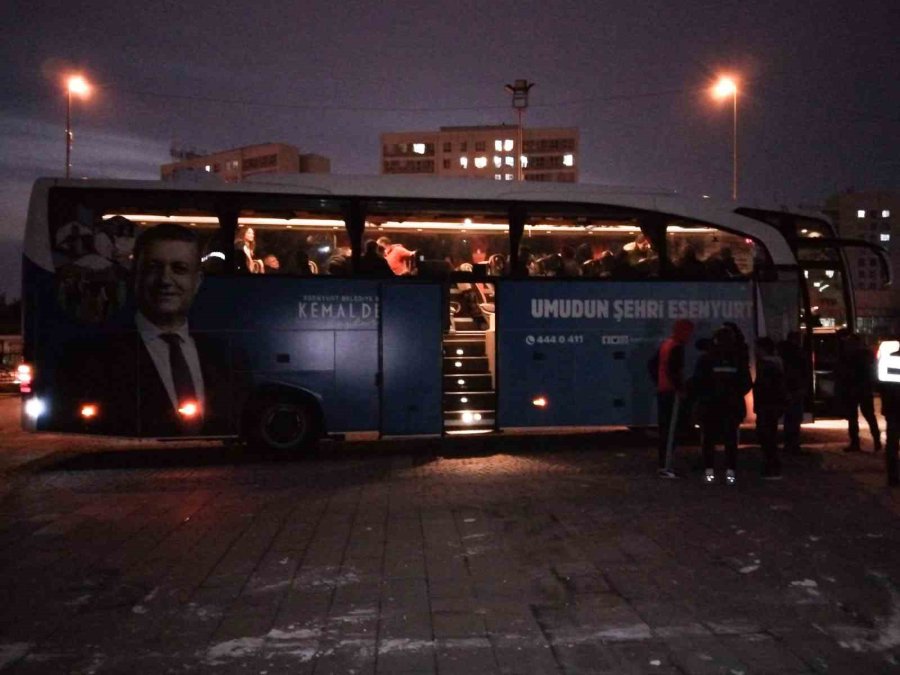 Esenyurt Deprem Bölgesine Desteklerini Sürdürüyor