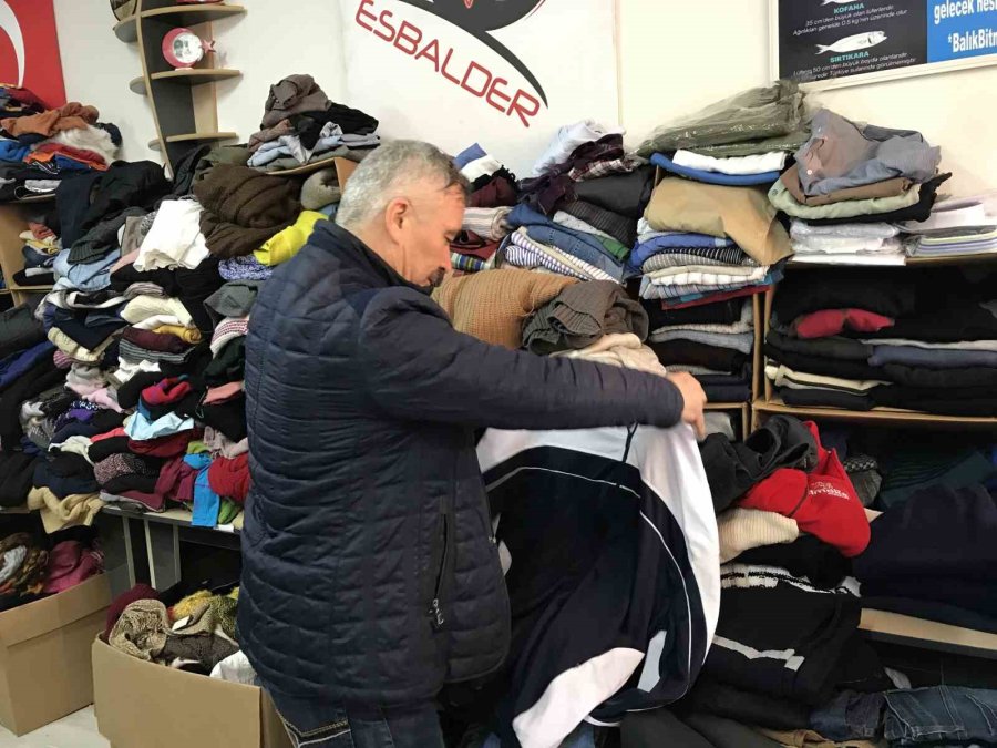 Acısını İçine Gömen Depremzede, Kendiyle Aynı Kaderi Paylaşanlara Yardım Etmek İçin Çalışıyor