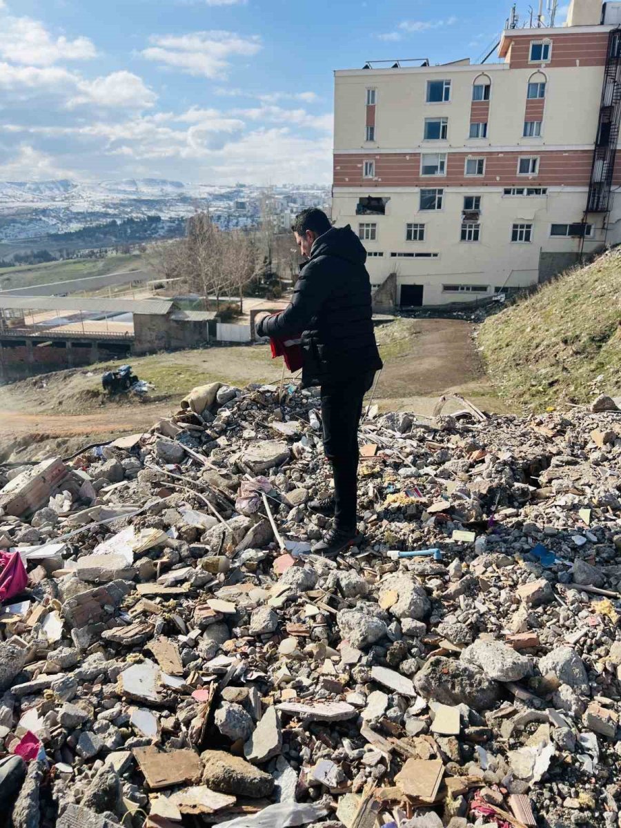Gazetecinin Türk Bayrağı Hassasiyeti Görenleri Duygulandırdı